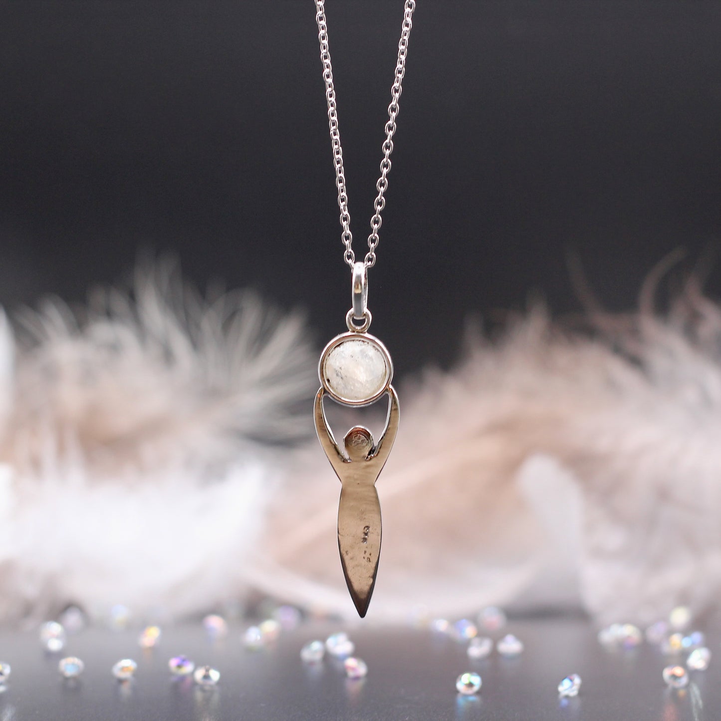 Ketting met 'Gaia, godin van de aarde' met regenboog Maansteen