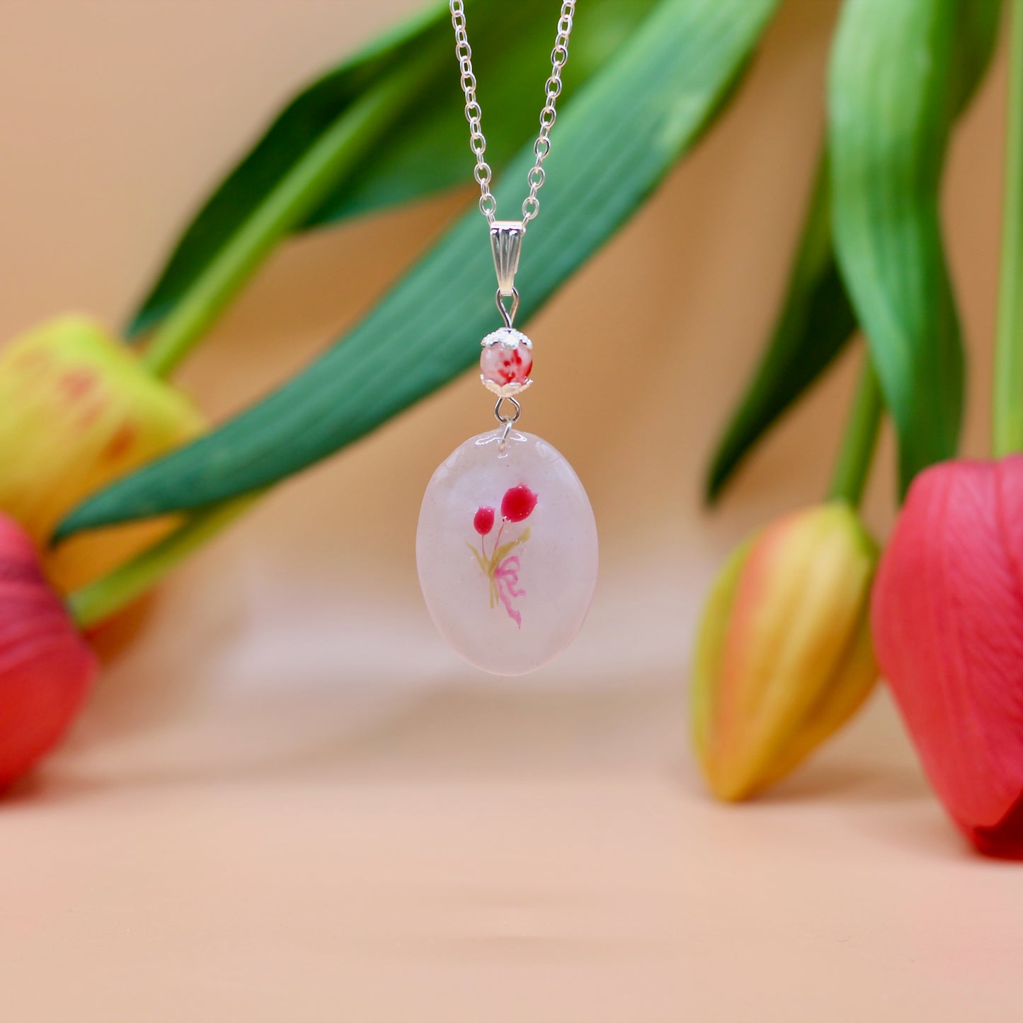 Ketting met rode tulpen
