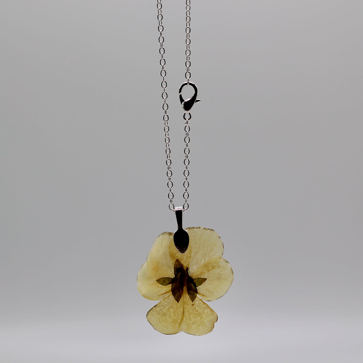 Ketting viooltje met vlinder
