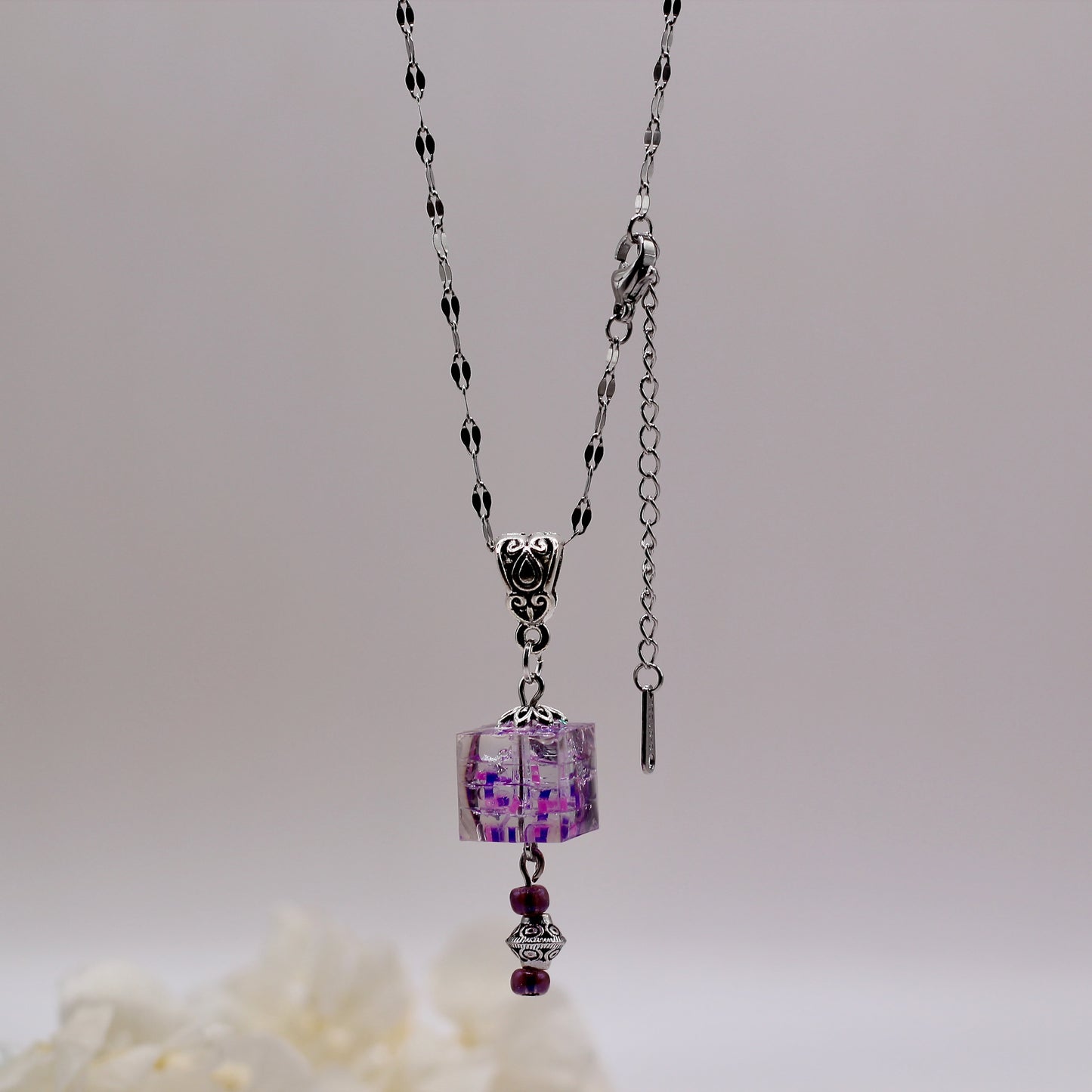 Ketting met kubus in paars