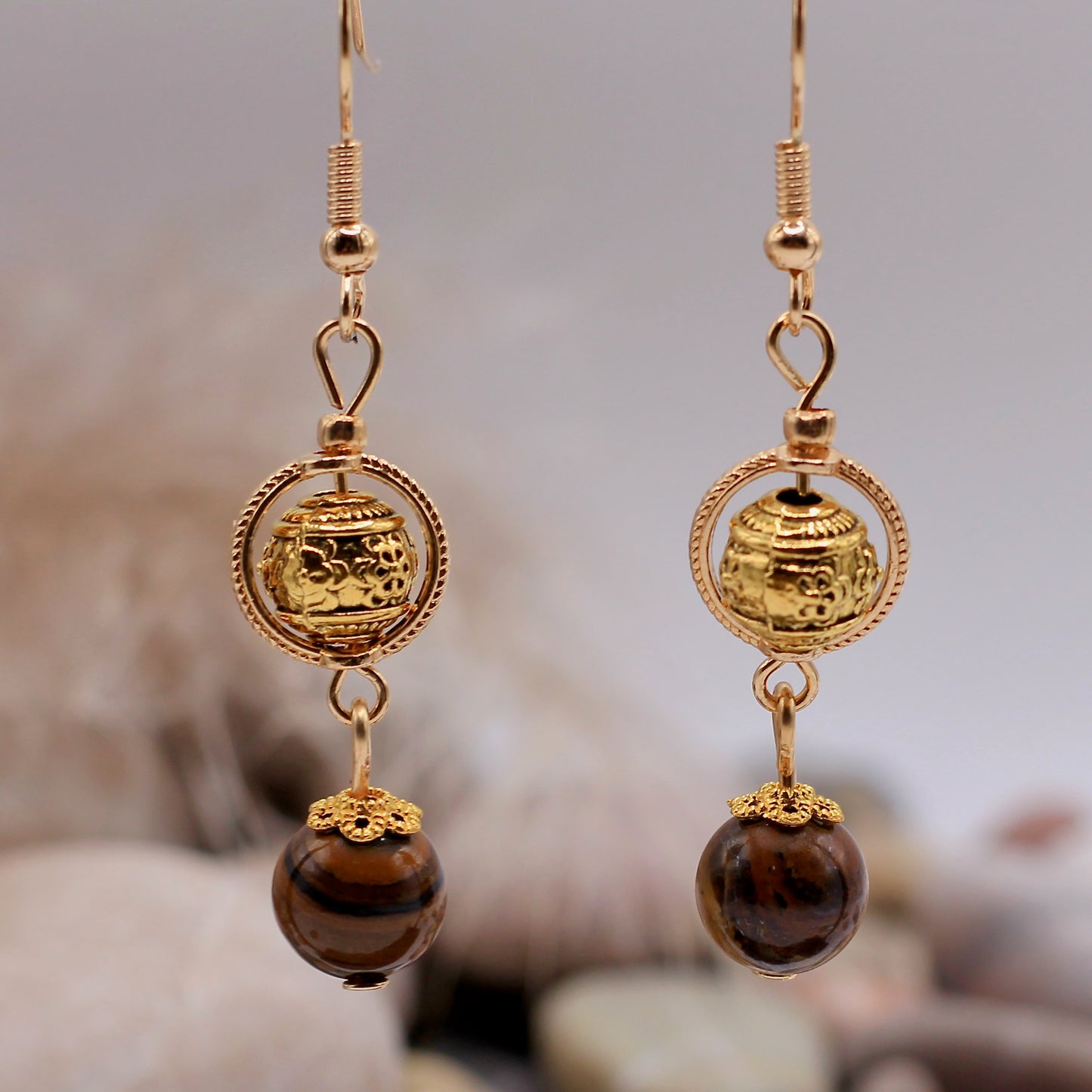 Oorbellen met Tijgeroog en goud kraal