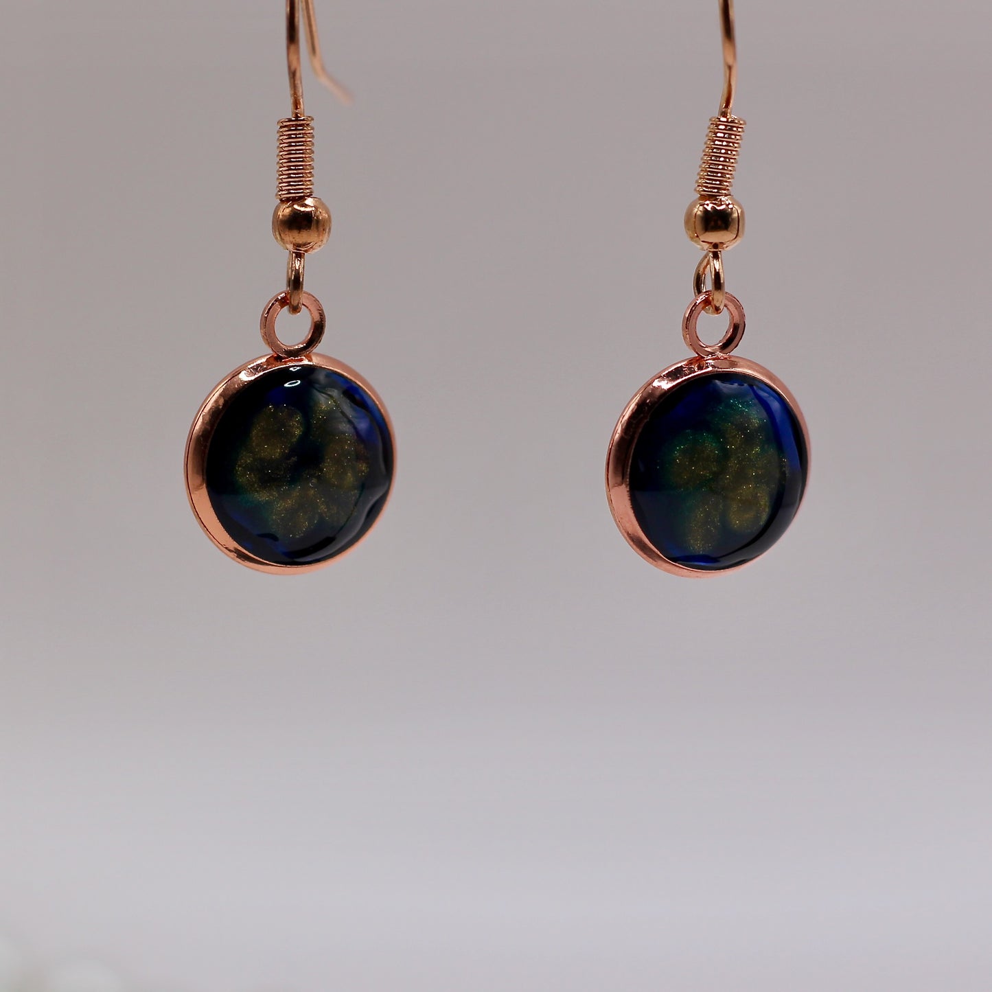 Oorbellen blauw en rosé goud