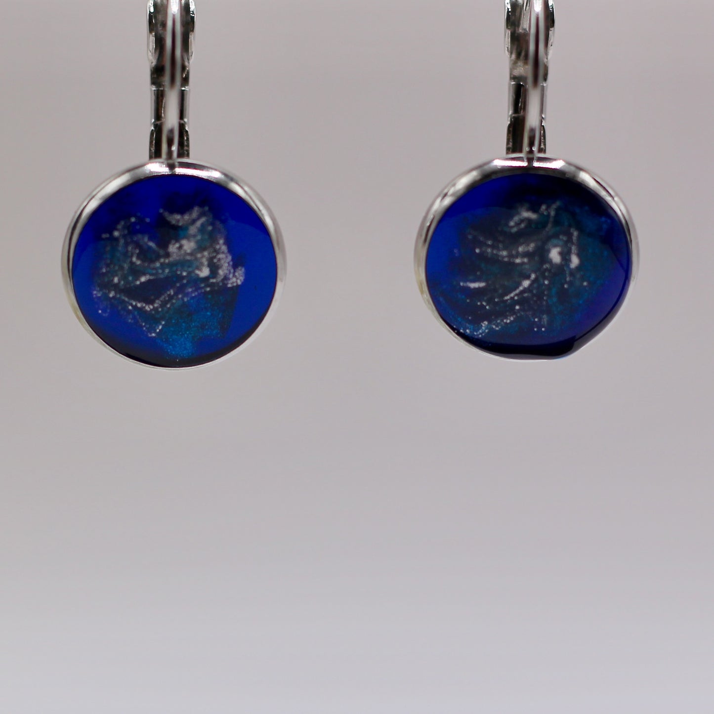 Oorbellen rond blauw en zilver parelmoer