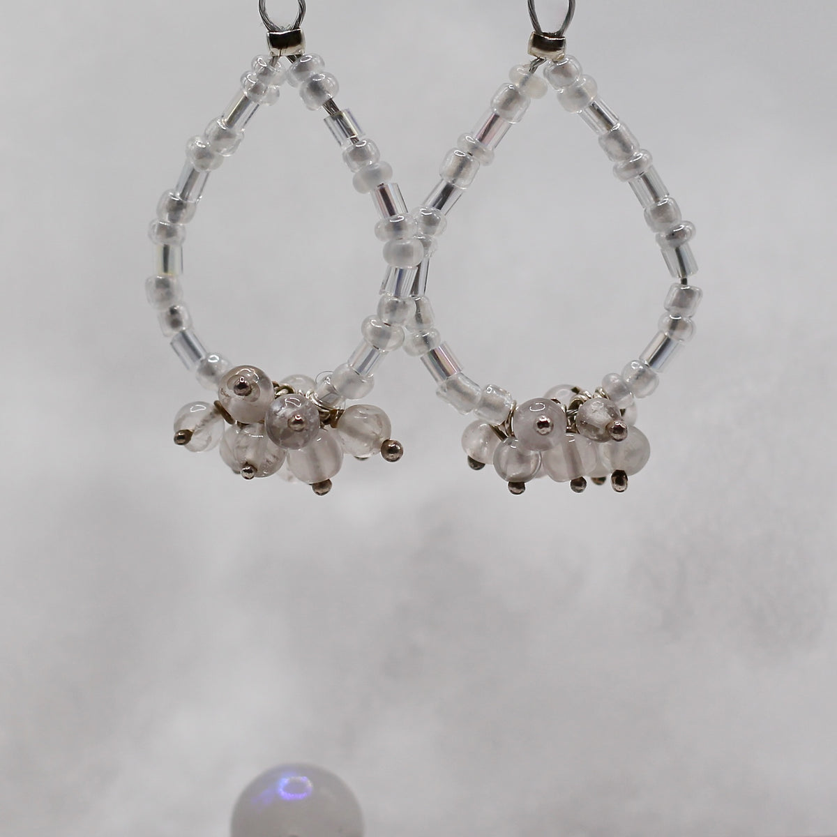 Ohrringe „Moonlit Bubbles“ mit Regenbogenmondstein