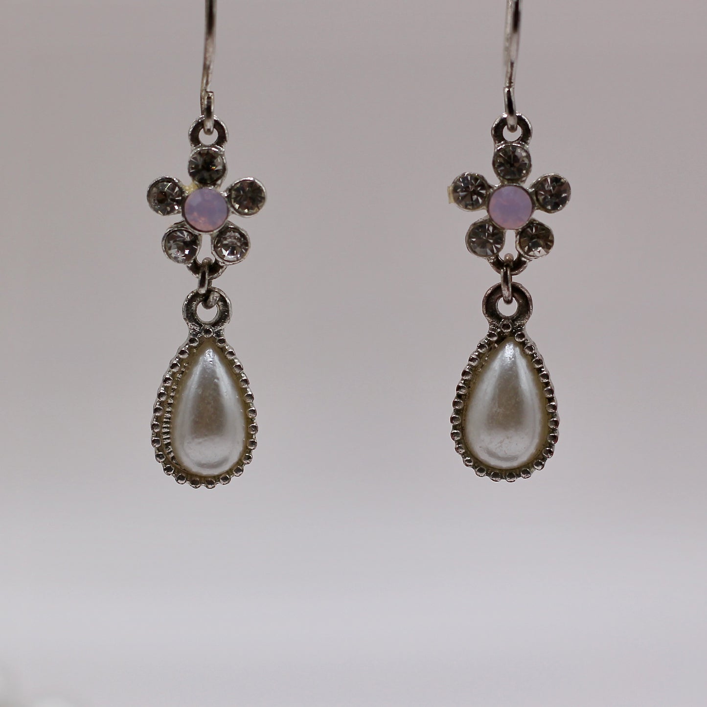 Oorbellen druppel parel en strass bloem