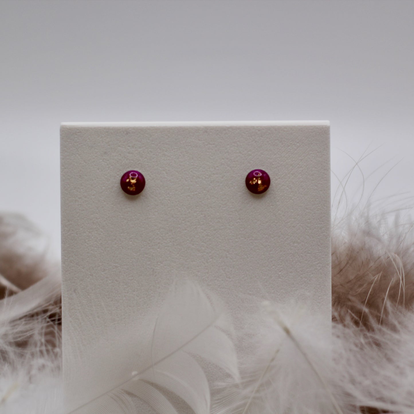 Oorbellen stekers fuchsia roze en bladgoud