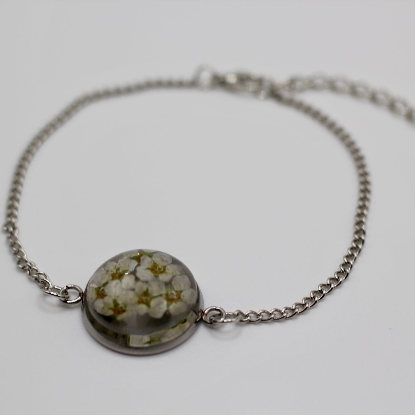 Armband met wit bloempje
