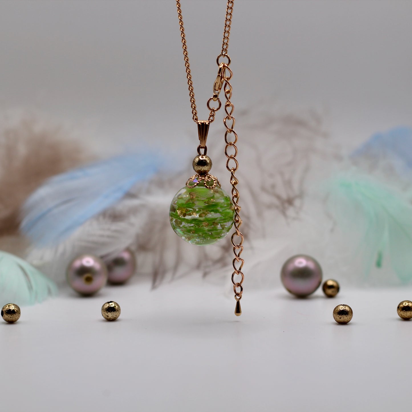 Ketting met groene, rode of blauwe bol
