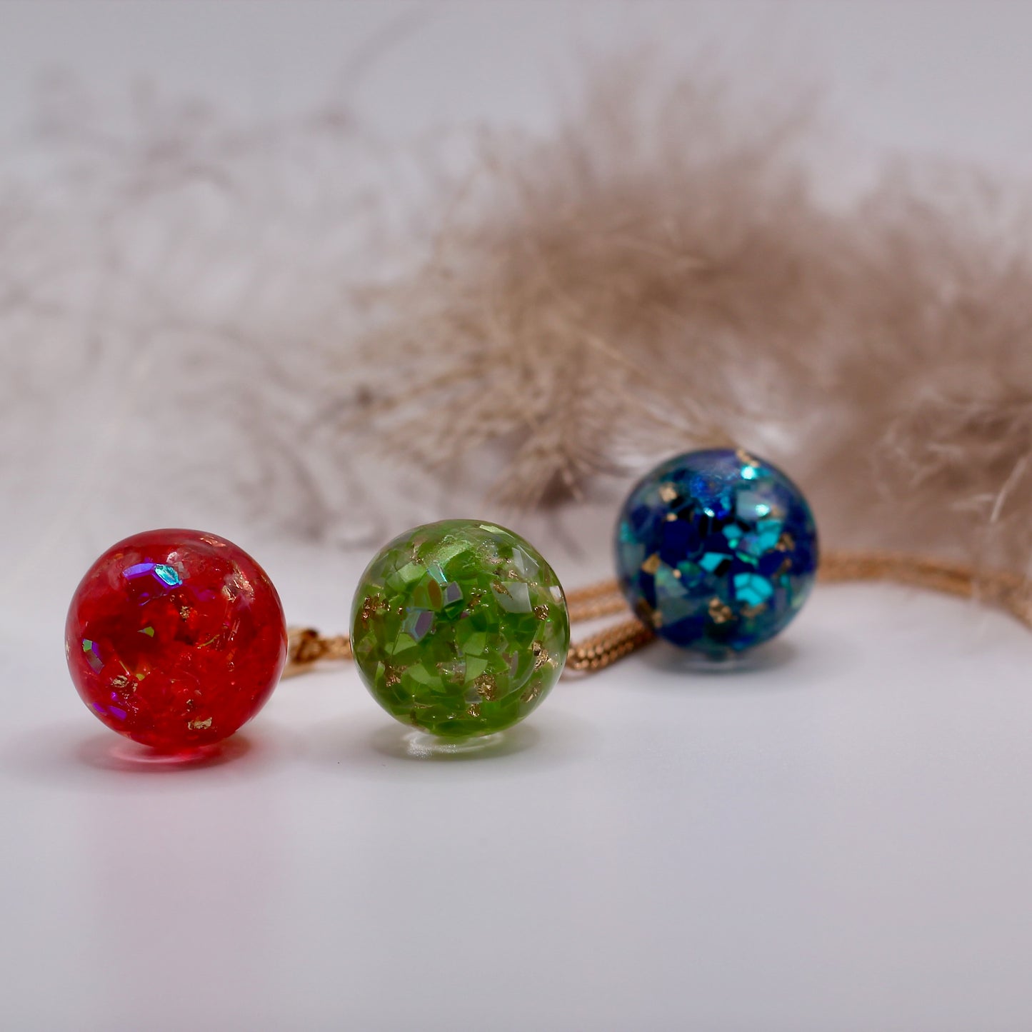 Ketting met groene, rode of blauwe bol