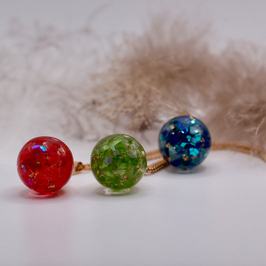 Ketting met groene, rode of blauwe bol