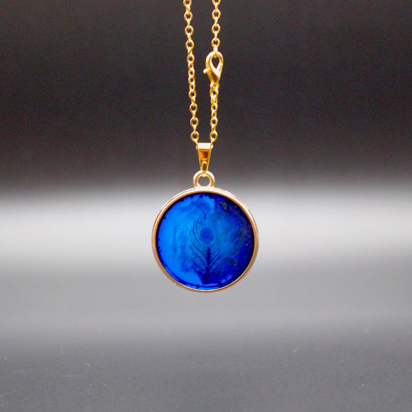 Ketting met prachtige pauwenveer