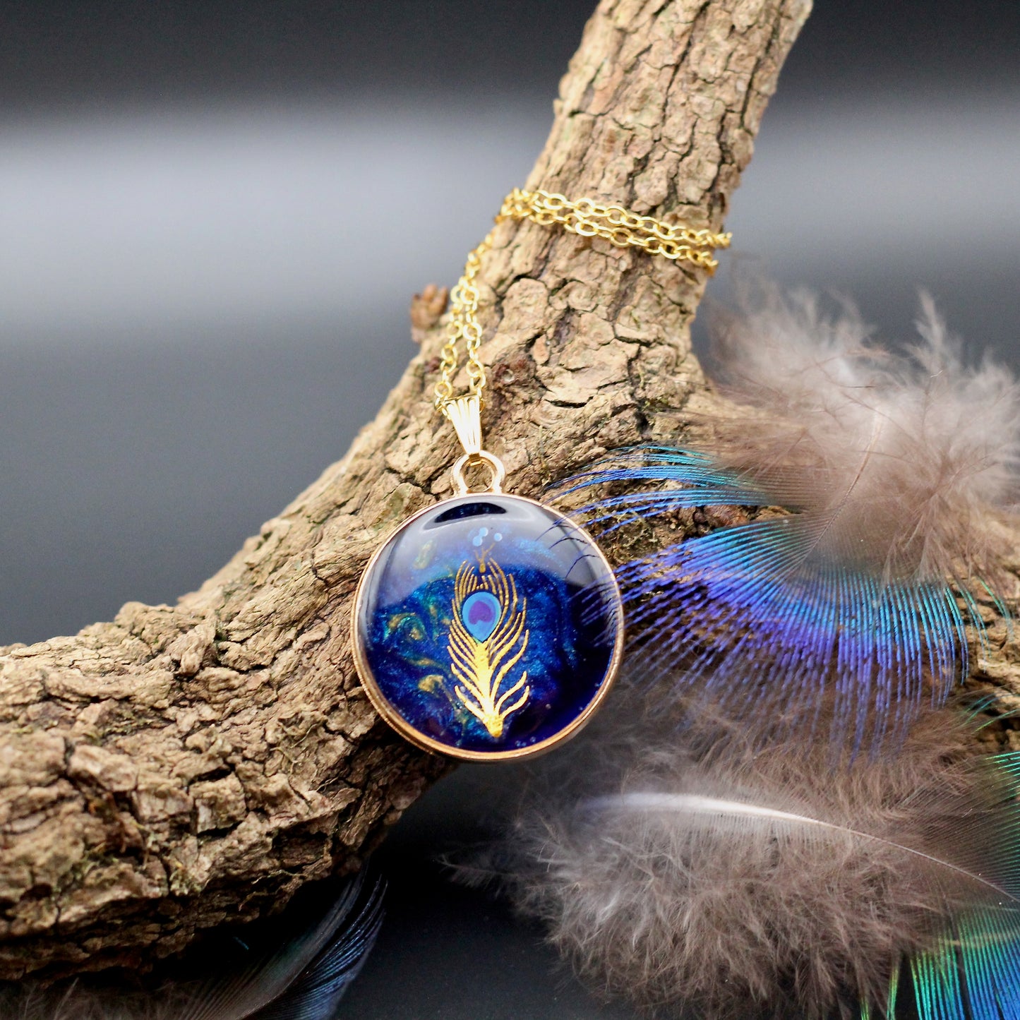 Ketting met prachtige pauwenveer