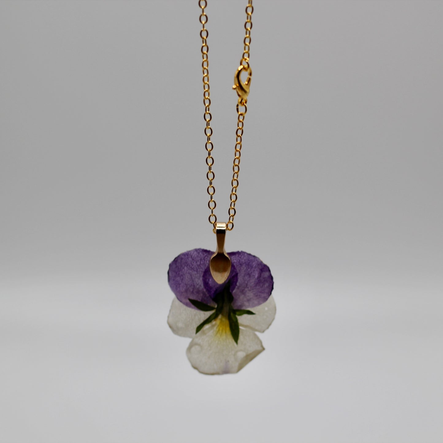 Ketting viooltje met waterdruppels