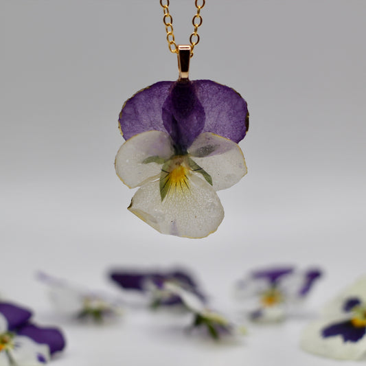 Ketting viooltje met waterdruppels