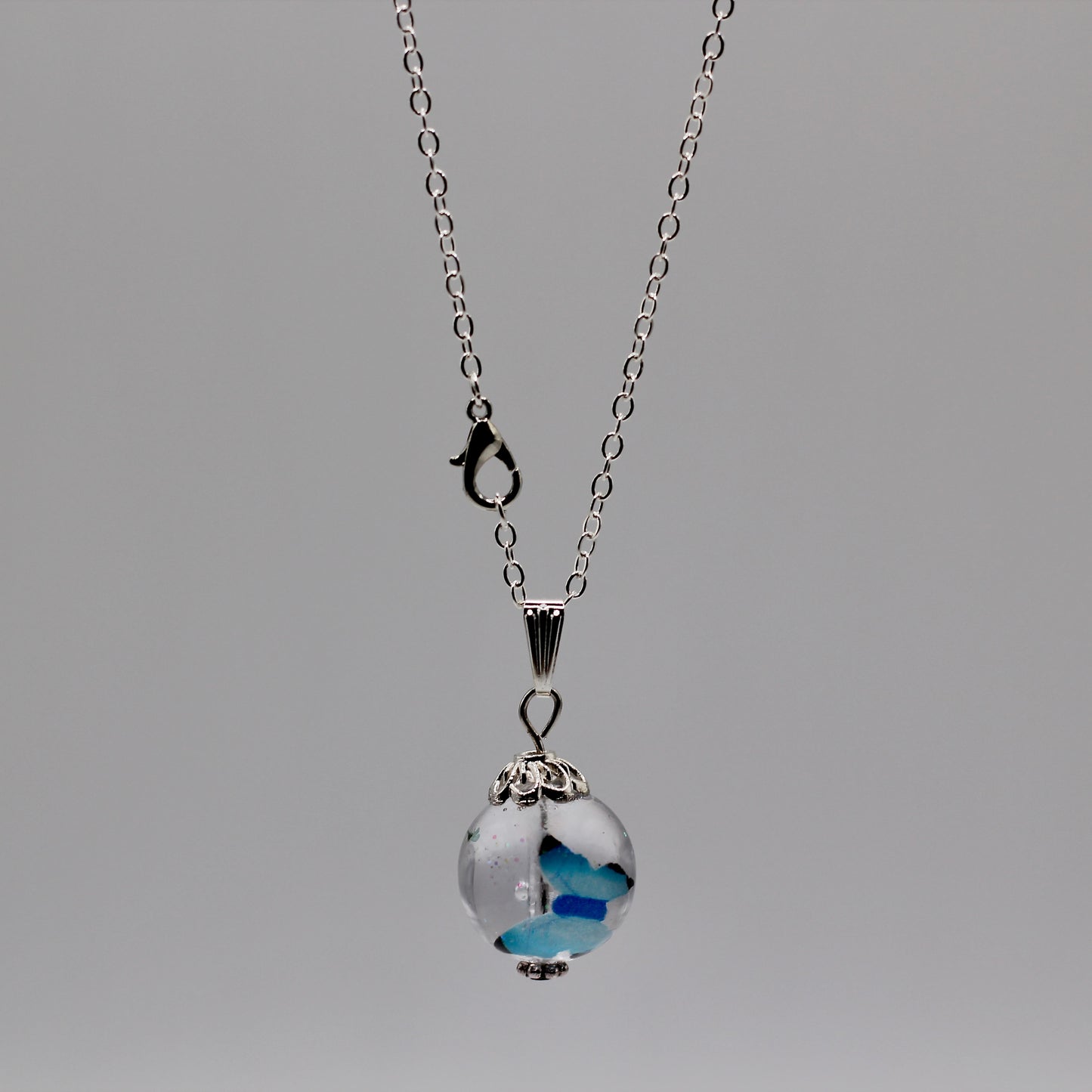 Ketting met bol en blauw vlindertje