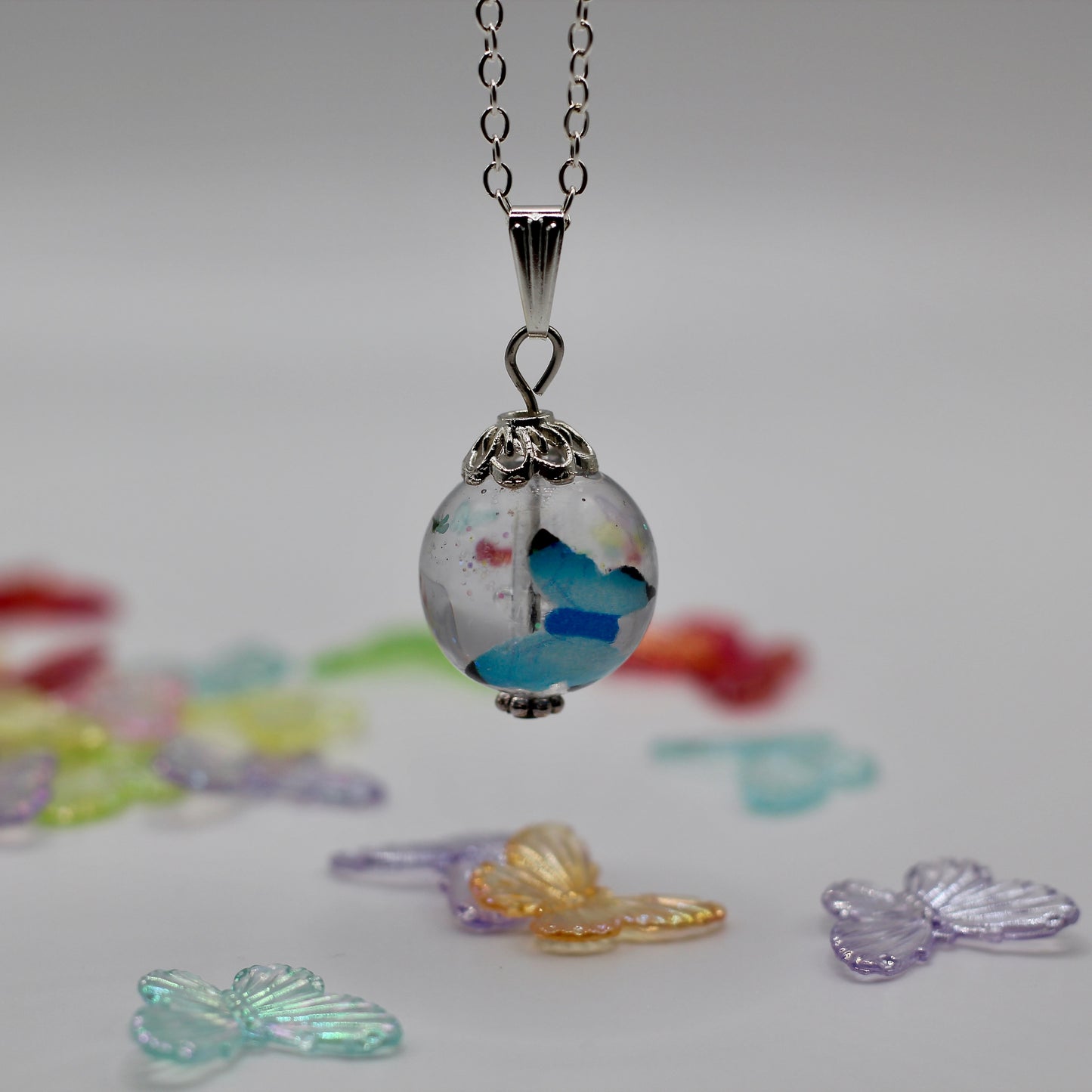 Ketting met bol en blauw vlindertje