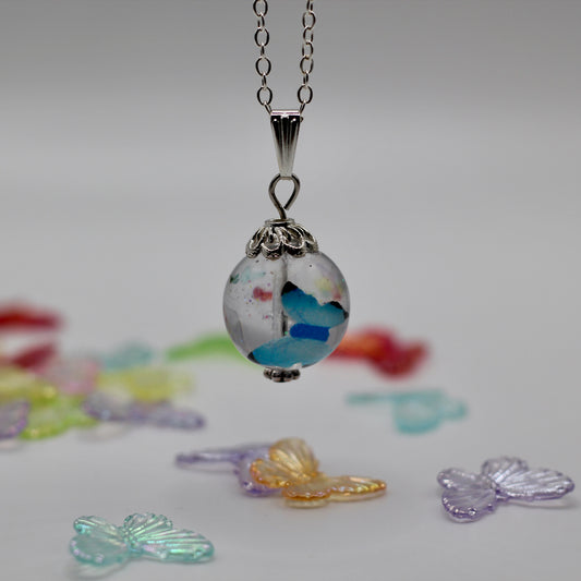 Ketting met bol en blauw vlindertje