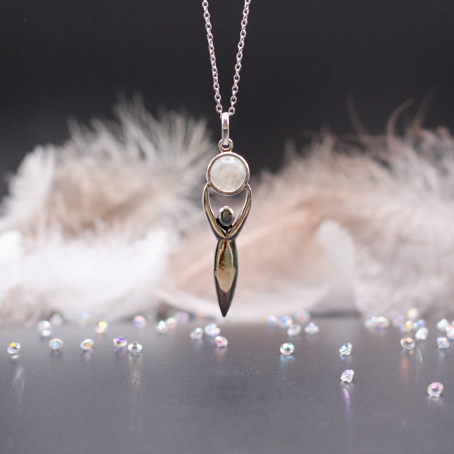 Ketting met 'Gaia, godin van de aarde' met regenboog Maansteen