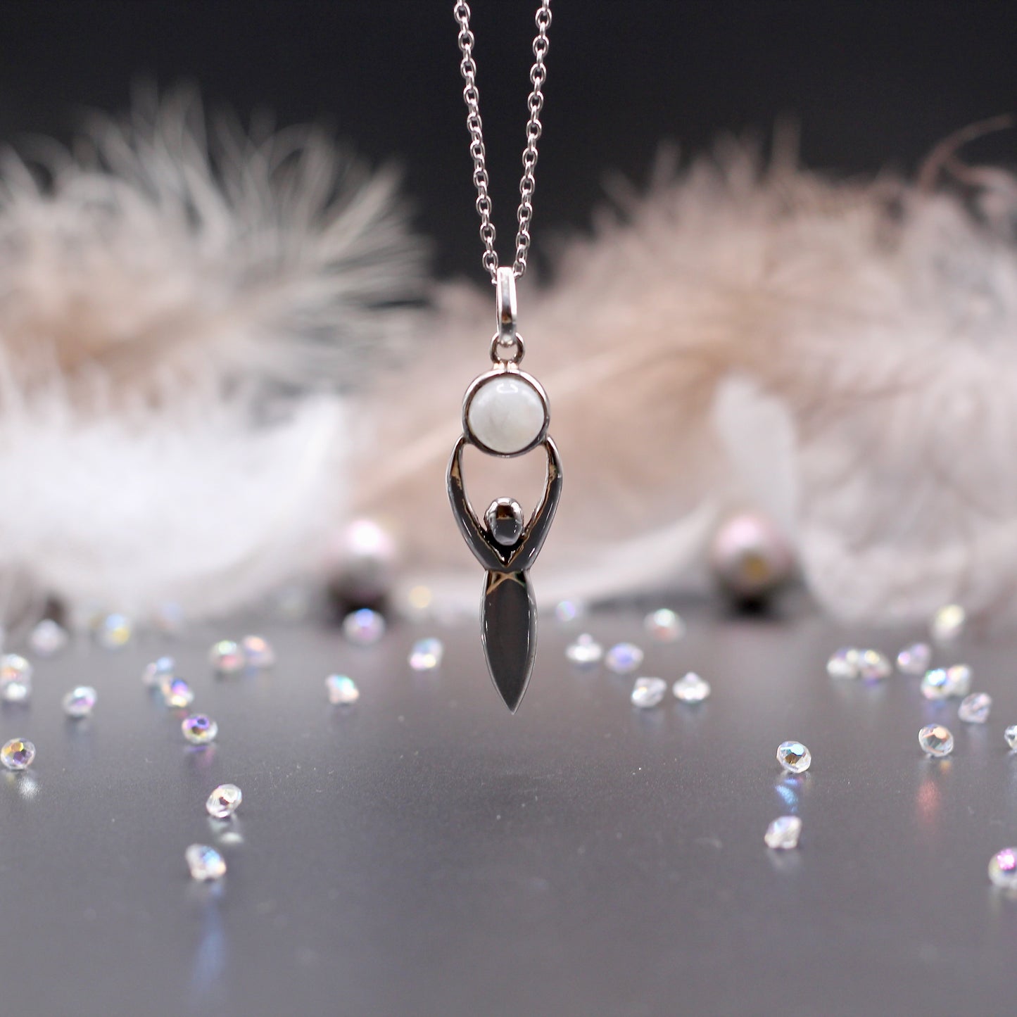 Ketting met 'Gaia, godin van de aarde' met regenboog Maansteen