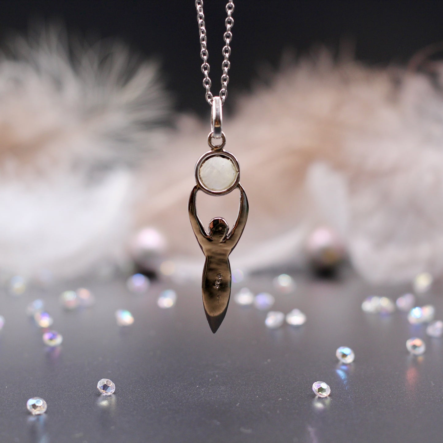 Ketting met 'Gaia, godin van de aarde' met regenboog Maansteen