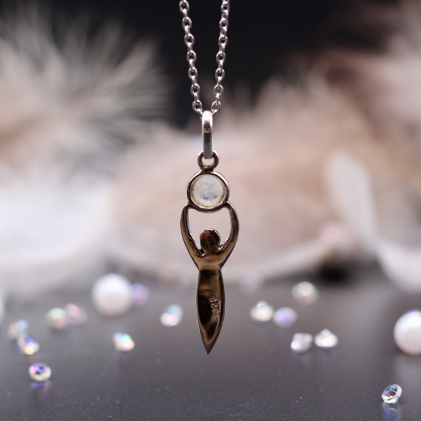 Ketting met 'Gaia, godin van de aarde' met regenboog Maansteen