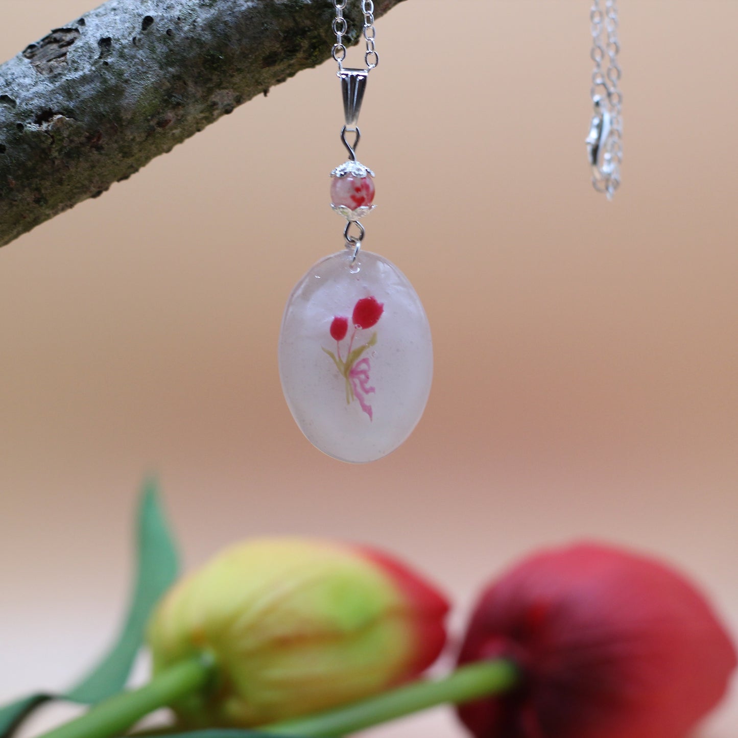 Ketting met  rode tulpen