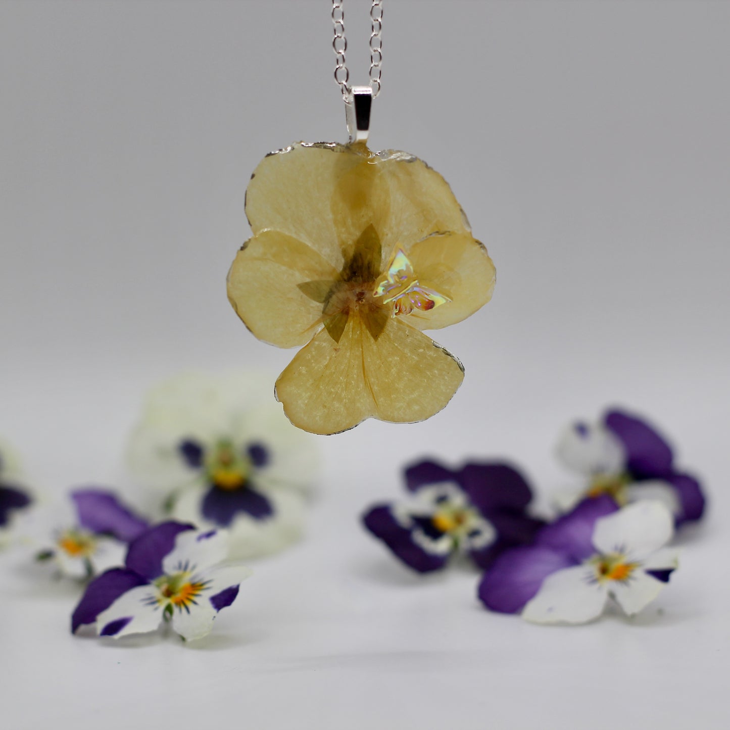 Ketting viooltje met vlinder