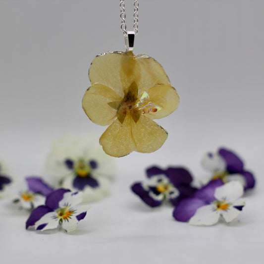 Ketting viooltje met vlinder
