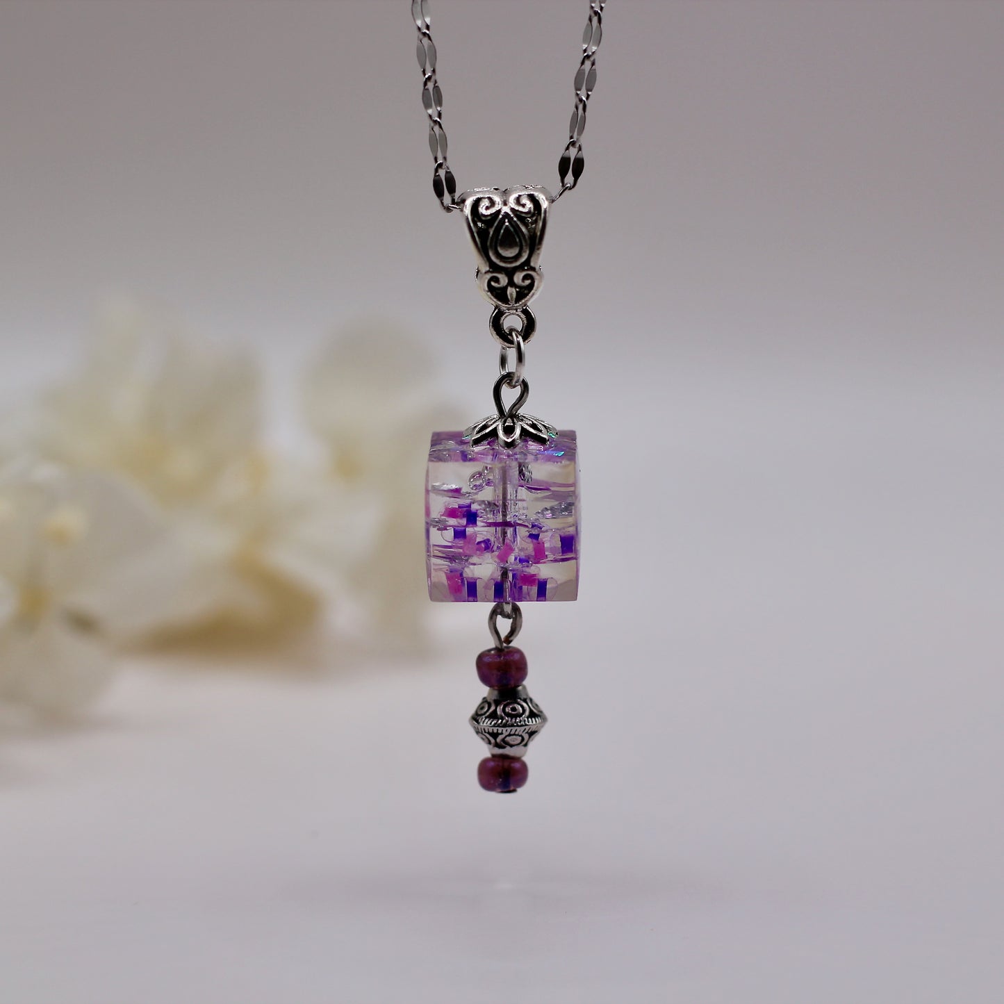 Ketting met kubus in paars