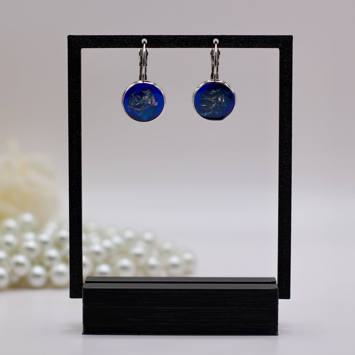 Oorbellen rond blauw en zilver parelmoer