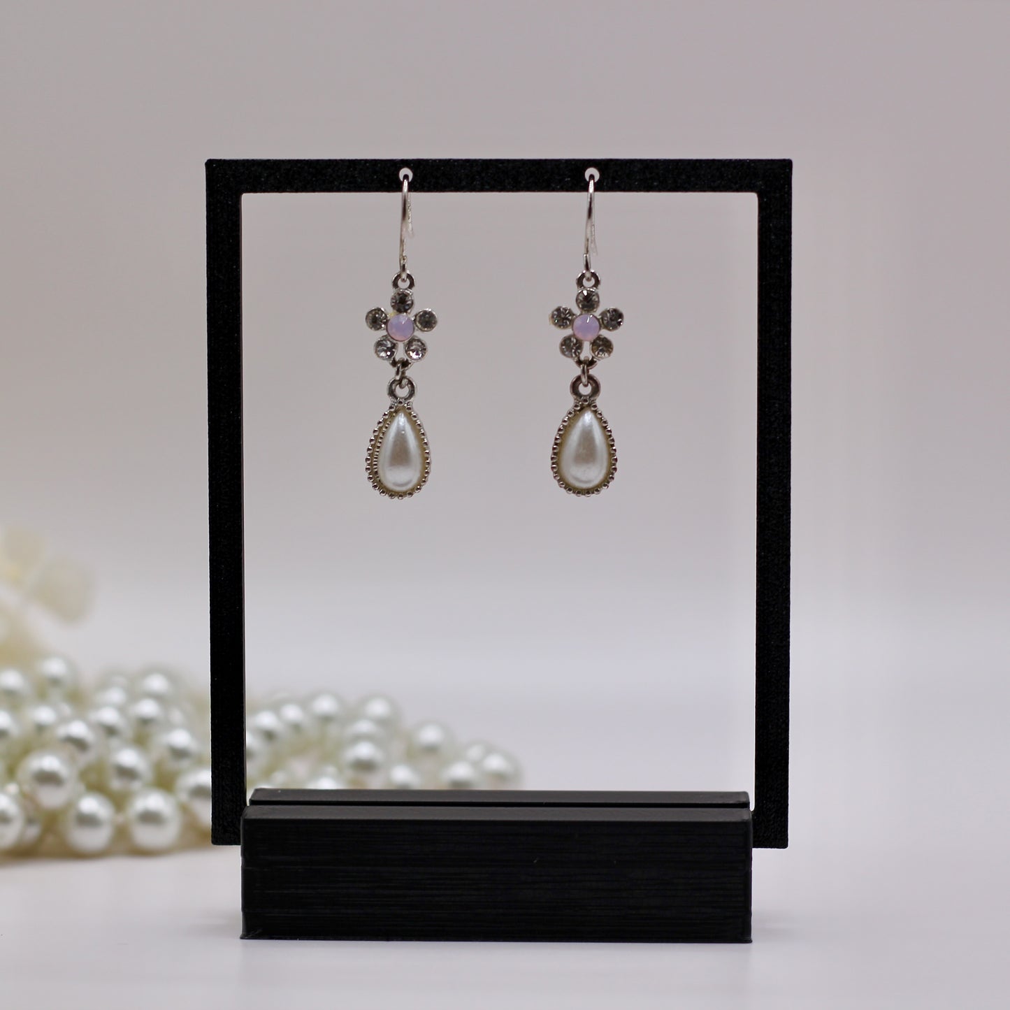 Oorbellen druppel parel en strass bloem