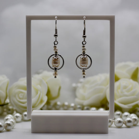 Oorbellen 'Pearl Embrace' met zoetwaterparels