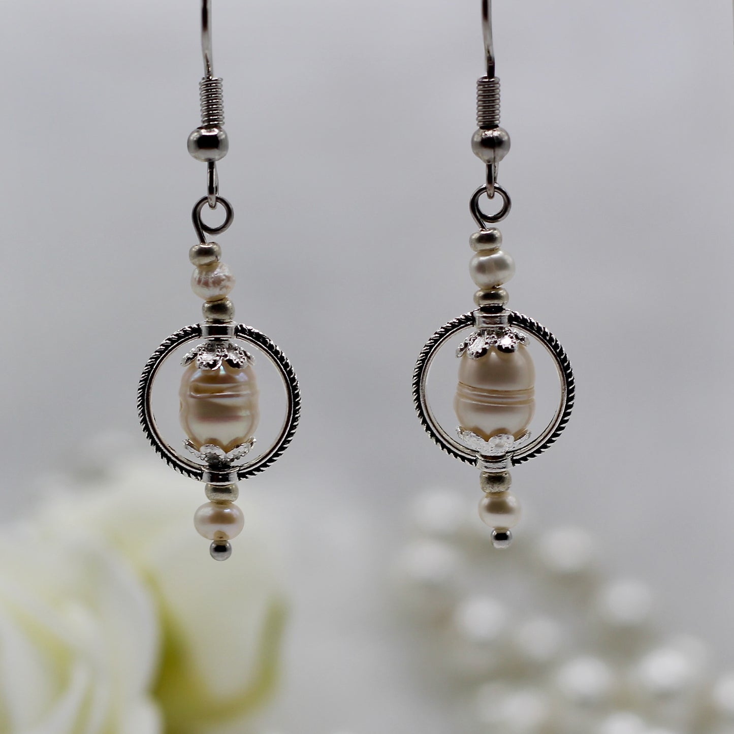 Oorbellen 'Pearl Embrace' met zoetwaterparels